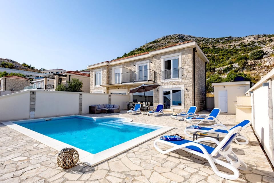 Property building, Patio, Day, Mountain view, Swimming pool, sunbed