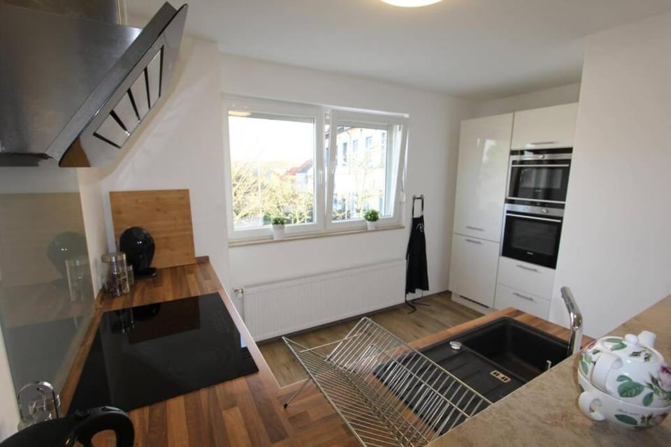 Kitchen or kitchenette, dishwasher, oven