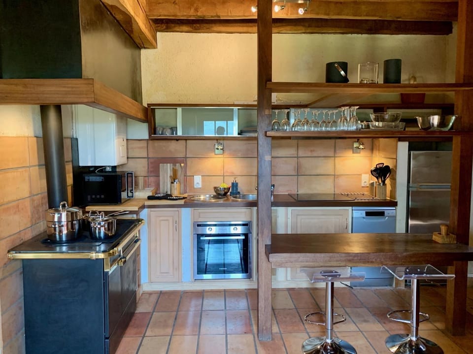 Coffee/tea facilities, Kitchen or kitchenette, Dining area, dishwasher, oven, stove, toaster