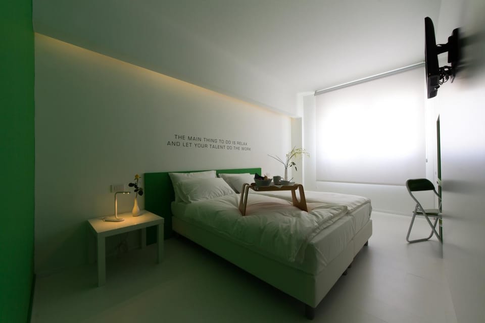 Day, TV and multimedia, Decorative detail, Bedroom