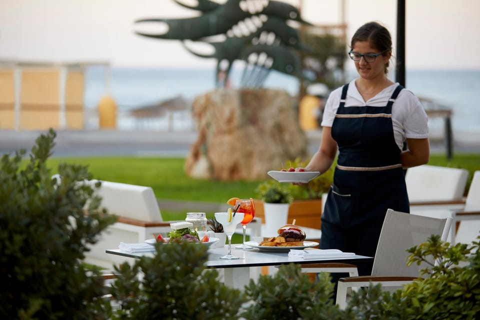 Restaurant/places to eat, Lounge or bar, Lunch, Dinner