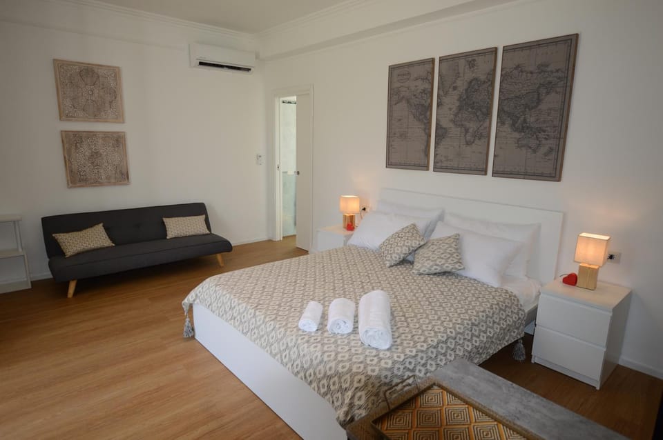 Bed, Other, Photo of the whole room, Decorative detail, Bedroom