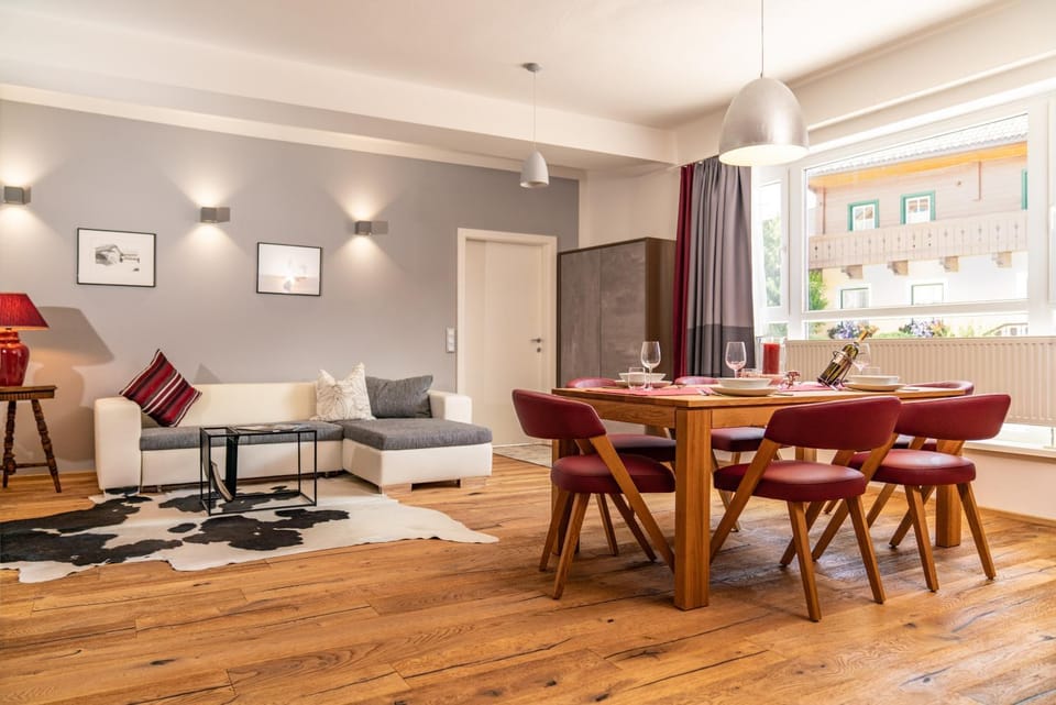 TV and multimedia, Living room, Seating area, Dining area