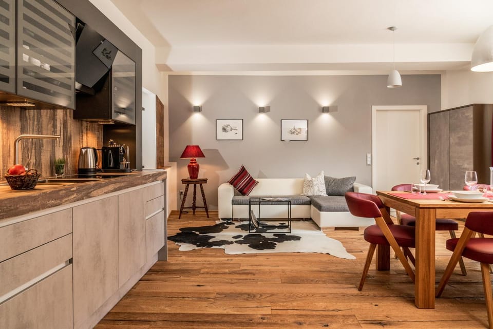 Kitchen or kitchenette, Living room, Seating area, Dining area
