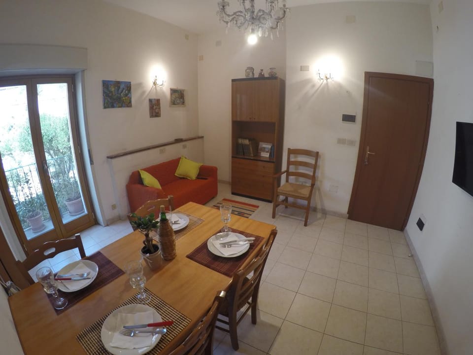 TV and multimedia, Living room, Seating area, Dining area
