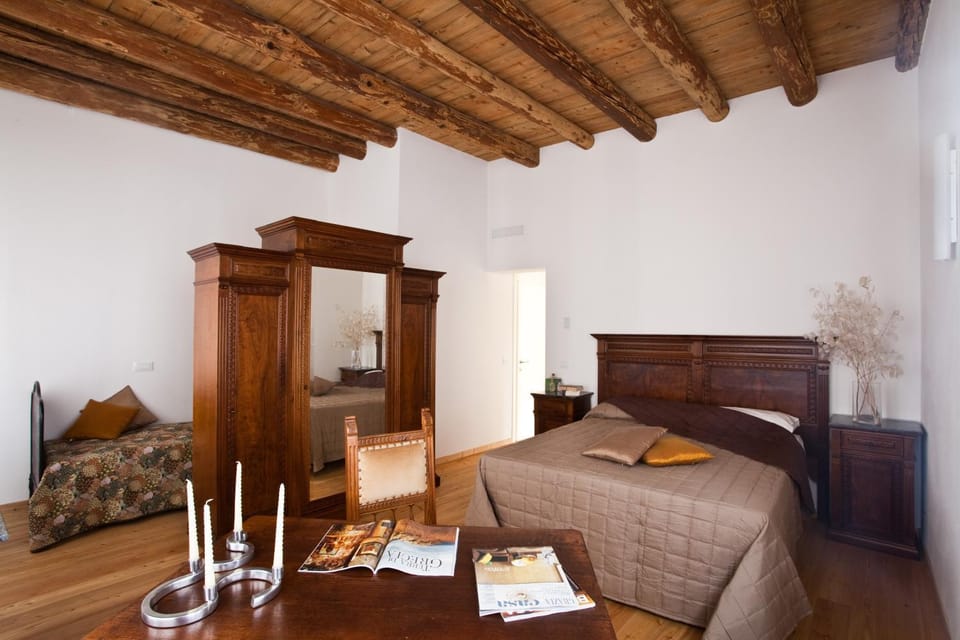 Bed, Photo of the whole room, Seating area, Bedroom, wardrobe