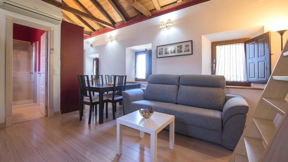 TV and multimedia, Living room, Photo of the whole room, Seating area, Dining area