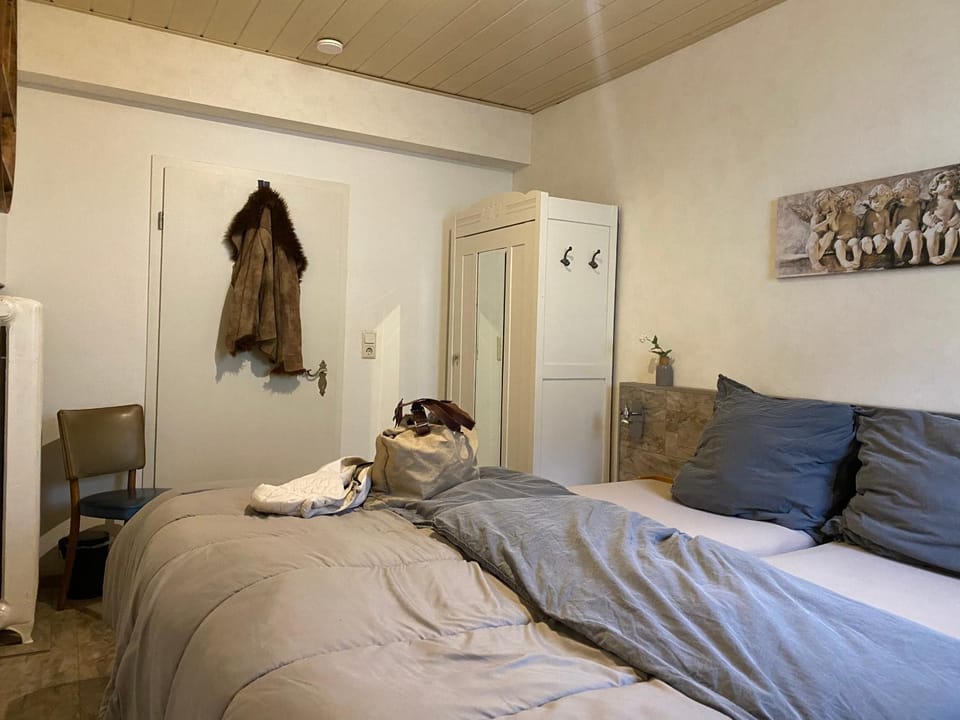 Photo of the whole room, towels