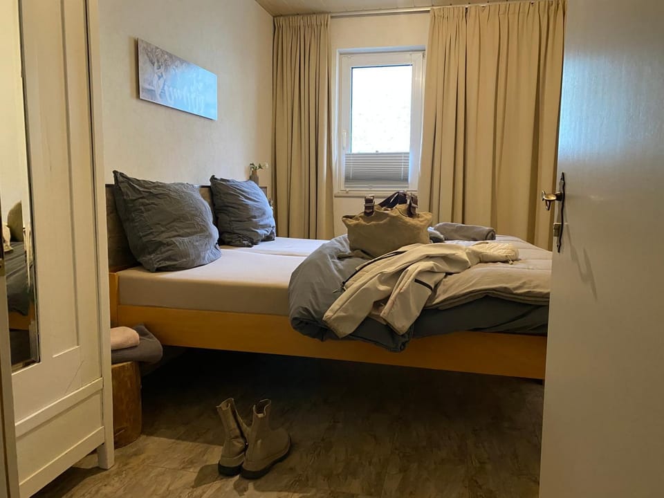 Photo of the whole room, towels