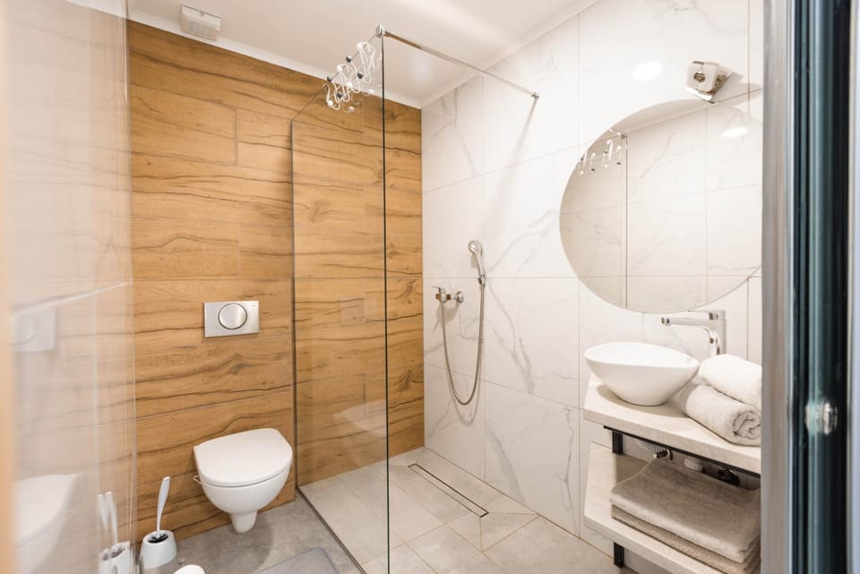 Shower, Toilet, Bathroom, towels