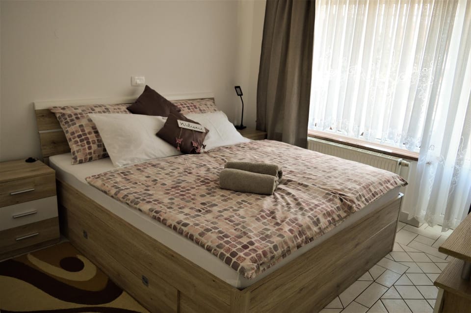 Bed, Bedroom, towels