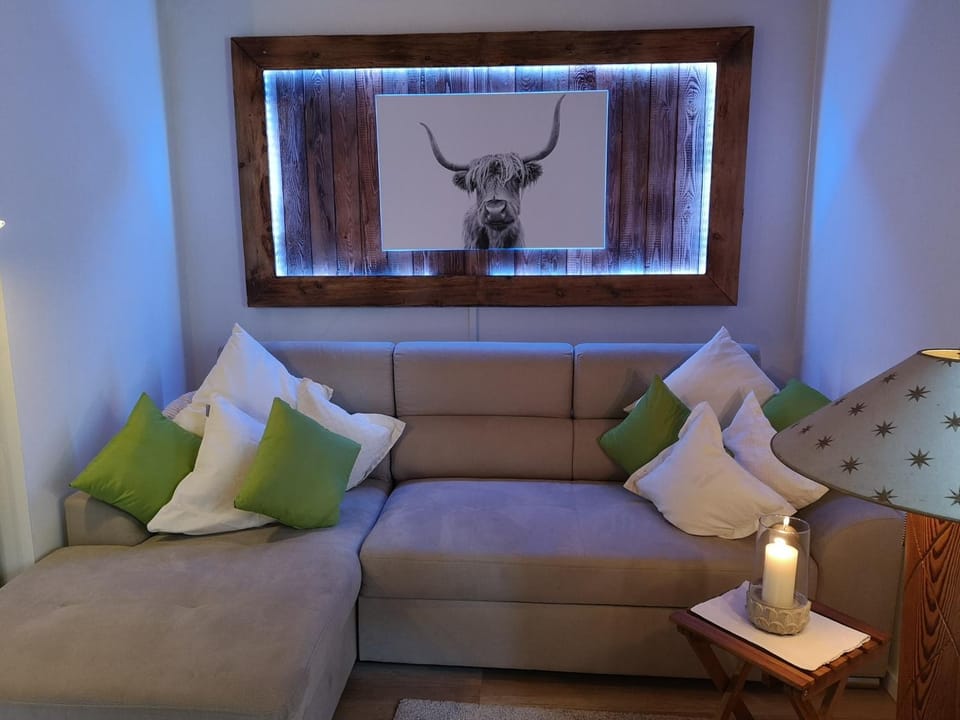 Living room, Decorative detail, Seating area