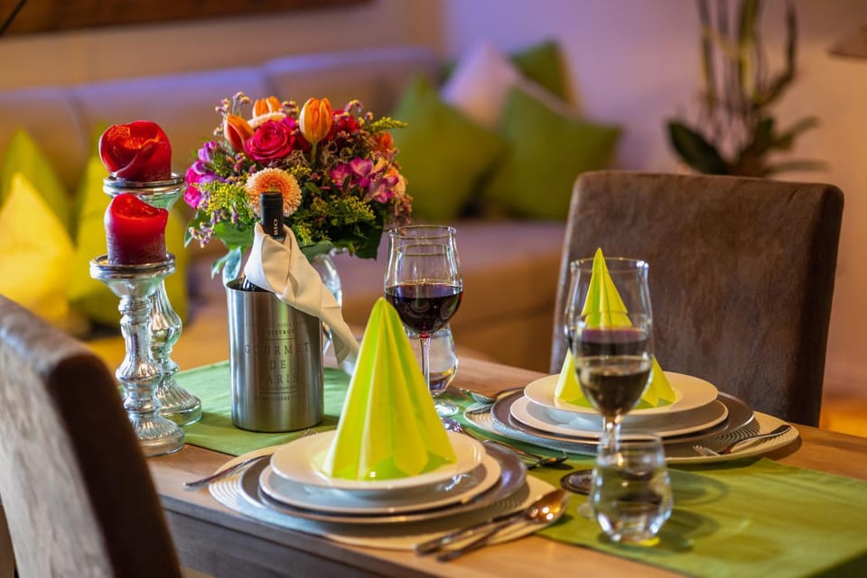 Restaurant/places to eat, Food and drinks, Dining area, Food, Drinks, Alcoholic drinks