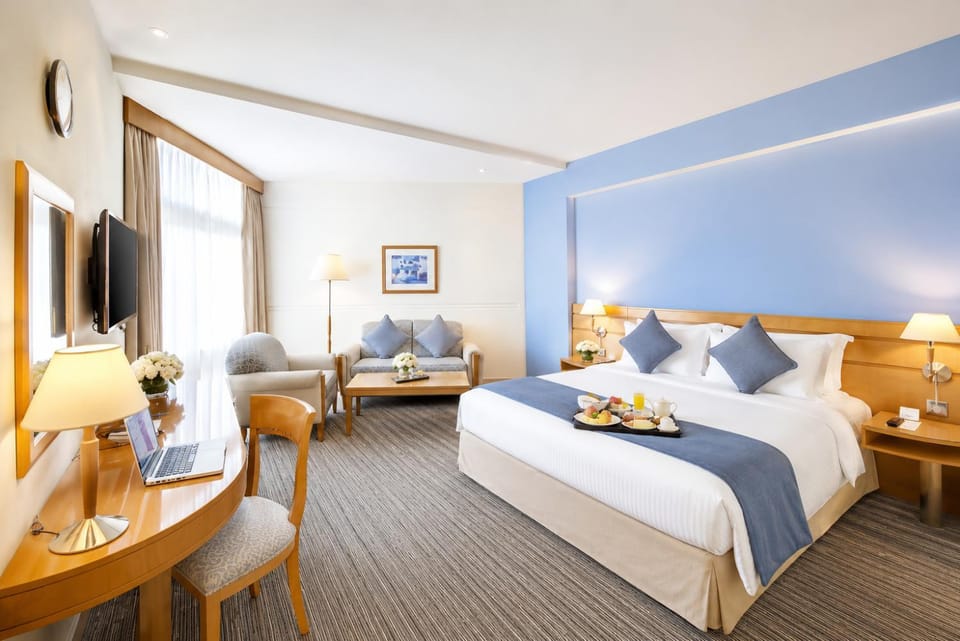 Bed, TV and multimedia, Seating area, Bedroom