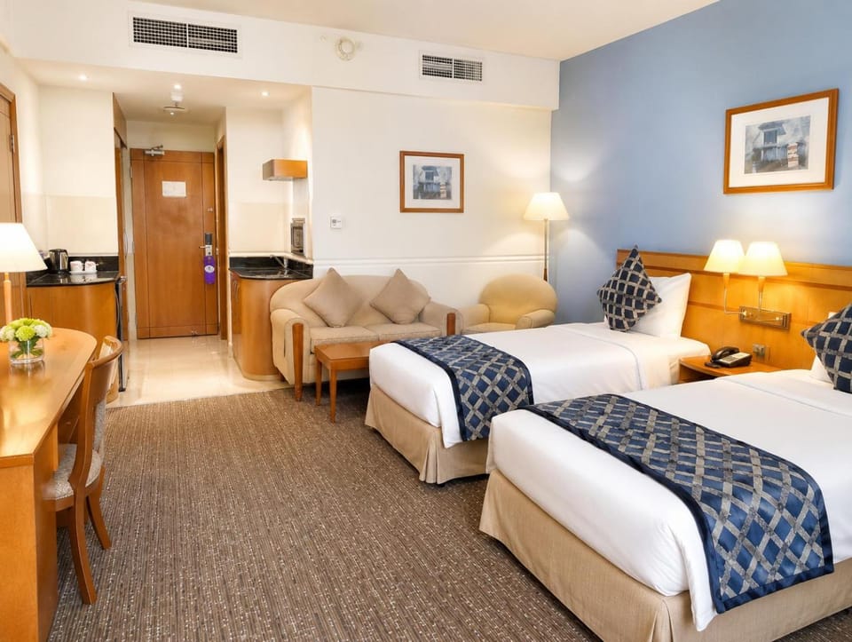 Bed, TV and multimedia, Photo of the whole room, Seating area, Bedroom