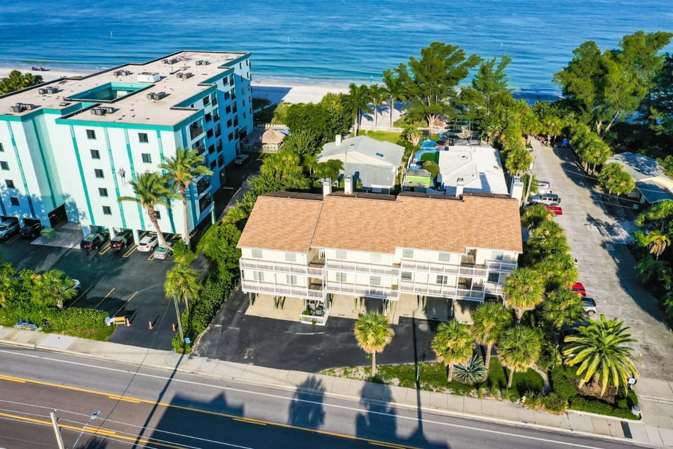 Property building, Natural landscape, Sea view, Location, Parking
