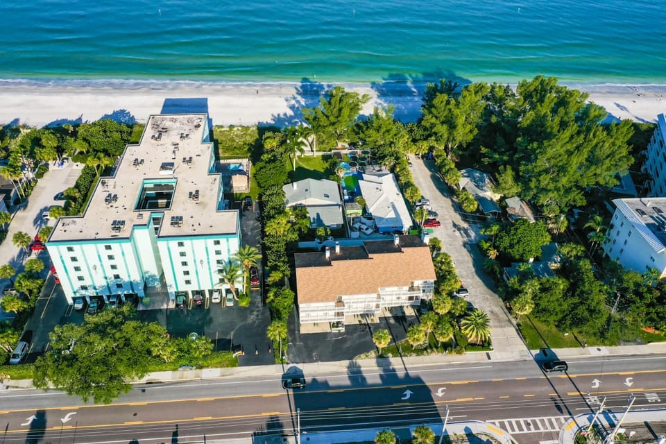 Property building, Bird's eye view, Beach, Evening entertainment, Sea view, Street view, Location, Parking