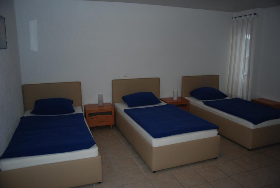 Photo of the whole room, Bedroom, Family