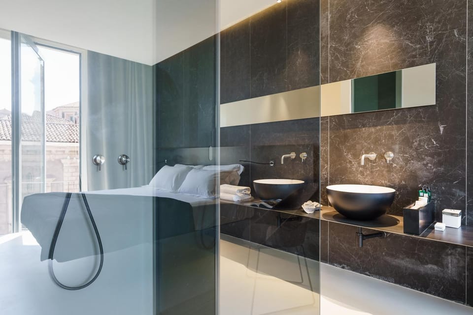 Shower, Property building, Nearby landmark, Restaurant/places to eat, Spring, Bed, Winter, Summer, Sauna, Steam room, Bathroom, View (from property/room), Balcony/Terrace, Spa and wellness centre/facilities, Autumn, City view, Landmark view, Mountain view, Street view, Breakfast, Italian breakfast, Seasons