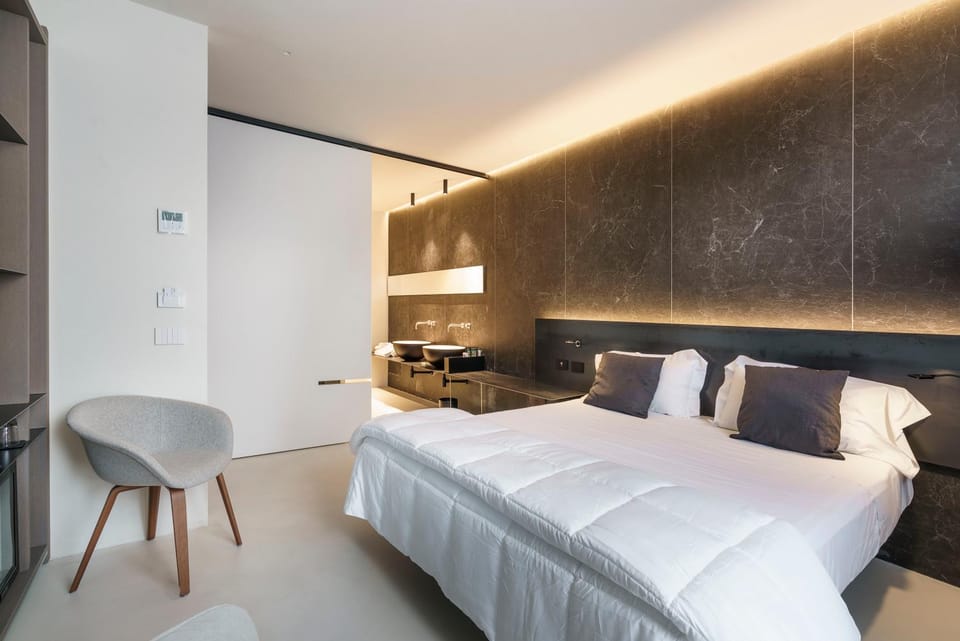 Property building, Bed, Winter, Summer, Sauna, TV and multimedia, View (from property/room), Photo of the whole room, Bedroom, Autumn, City view, Mountain view, Seasons, Sunset, locker, locker