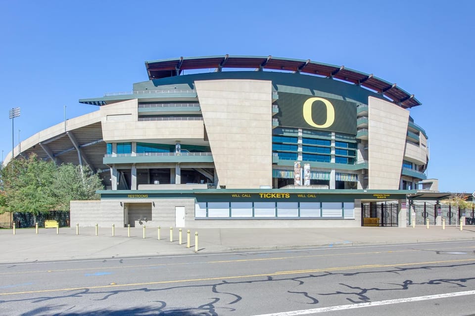 2 Mi to Autzen Stadium, Room for Your RV House in Springfield