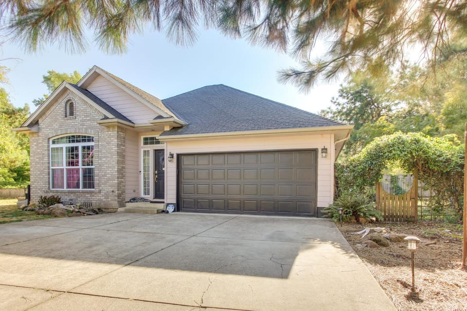 2 Mi to Autzen Stadium, Room for Your RV House in Springfield