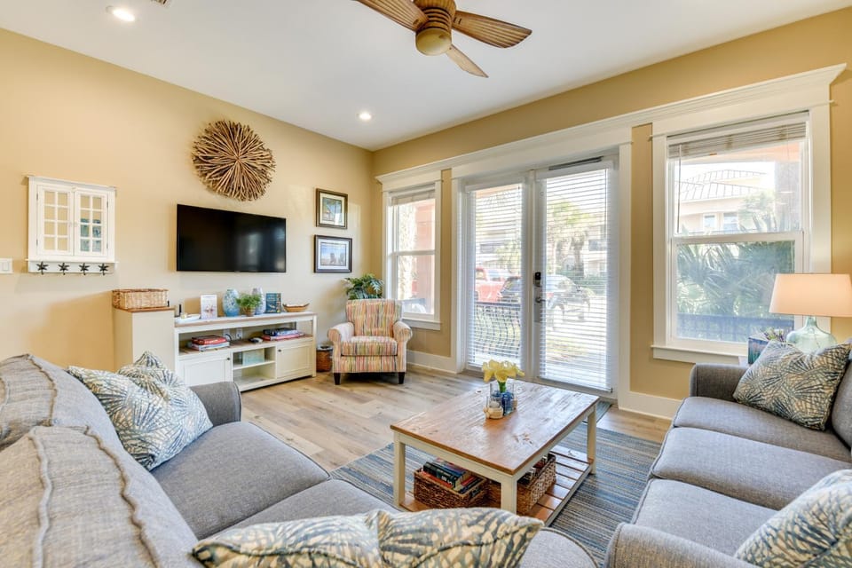 Bright & Modern Townhome: Steps to Miramar Beach! House in Miramar Beach