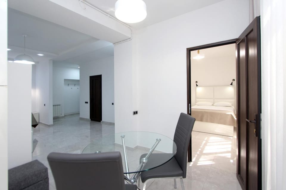 Bed, Living room, Photo of the whole room, Seating area, Dining area, Bedroom