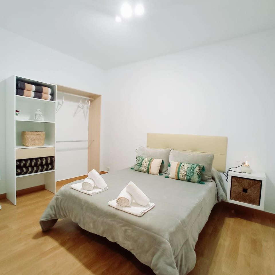 Photo of the whole room, Bedroom