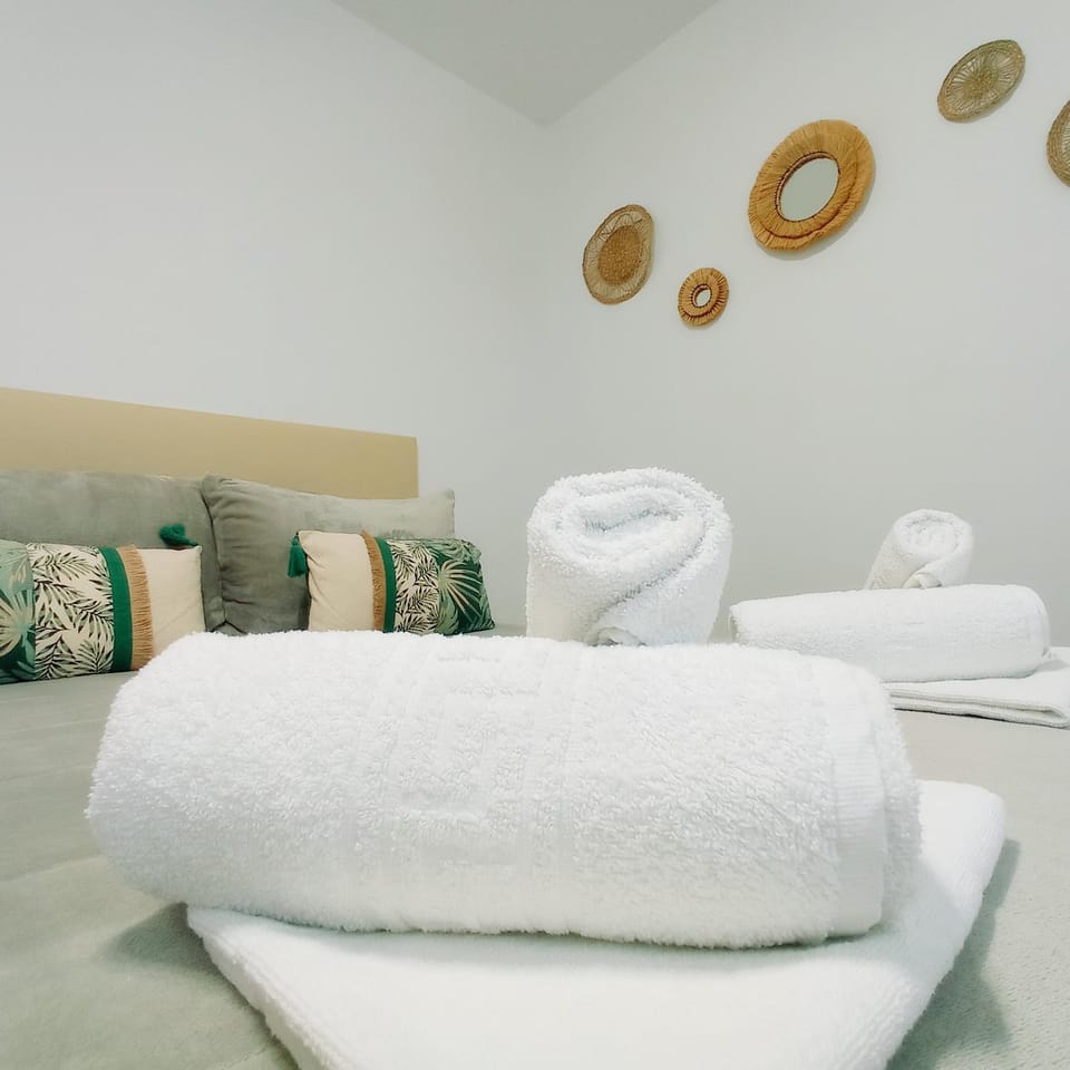 Bed, Photo of the whole room, Bedroom, towels