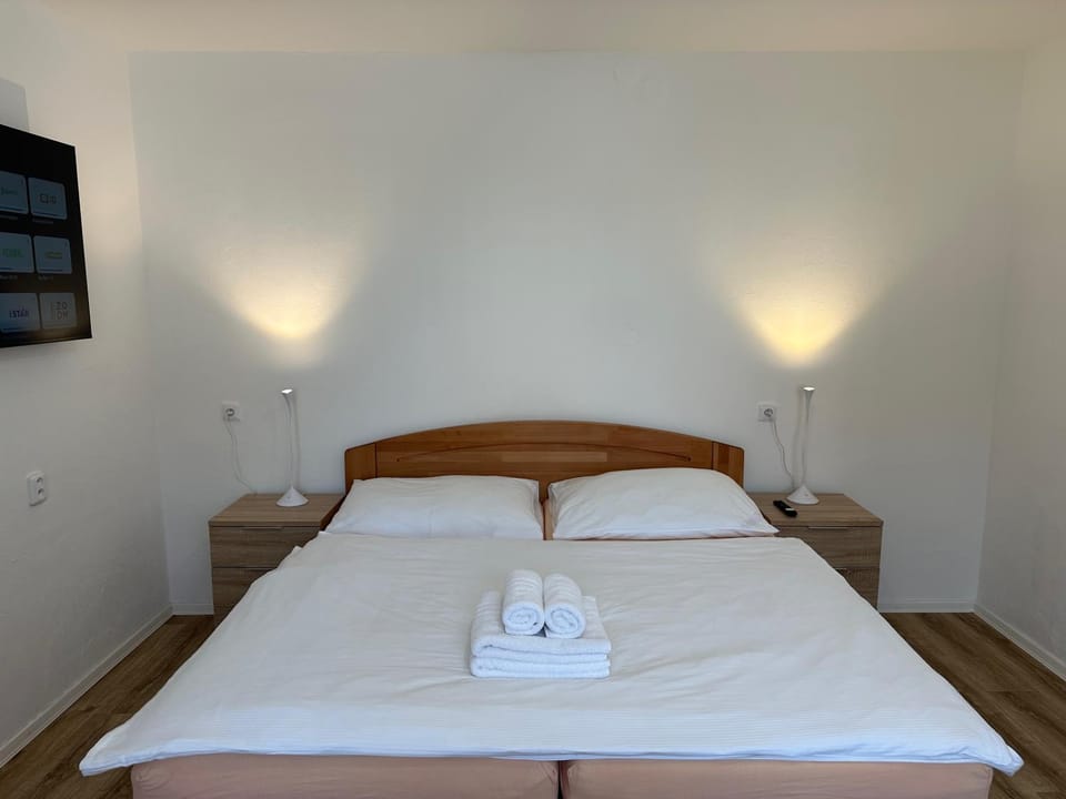 Bed, TV and multimedia, Photo of the whole room, Bedroom