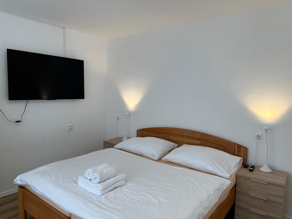Bed, TV and multimedia, Photo of the whole room, Bedroom
