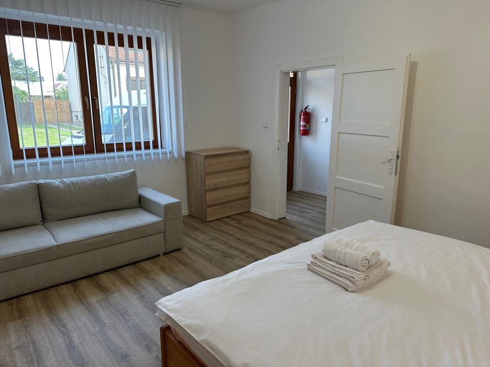 Bed, Photo of the whole room, Seating area, Bedroom