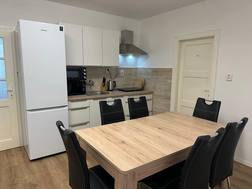 Kitchen or kitchenette, Dining area, oven, stove