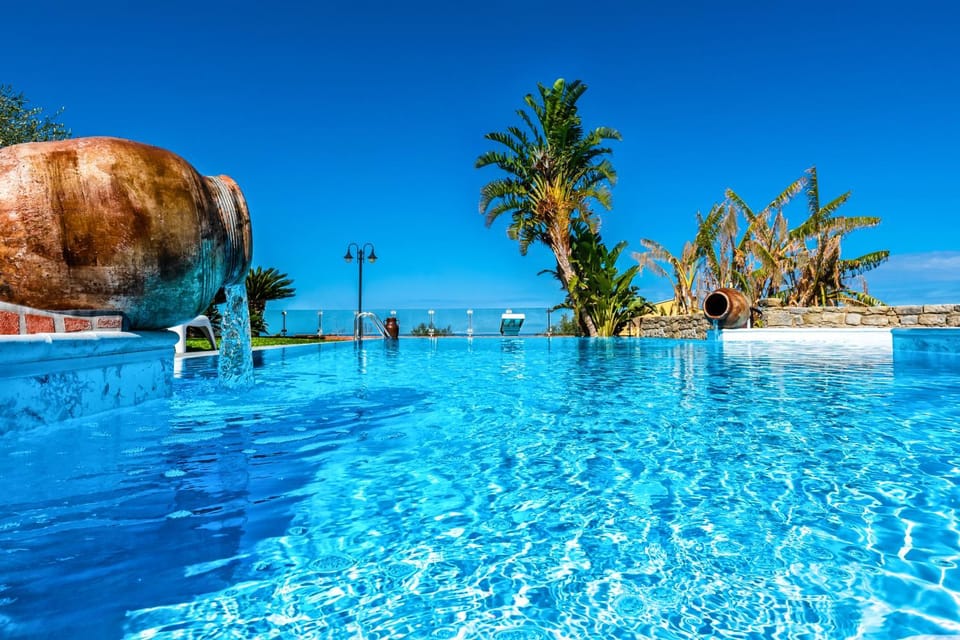 Nearby landmark, Day, Natural landscape, Pool view, Swimming pool, sunbed