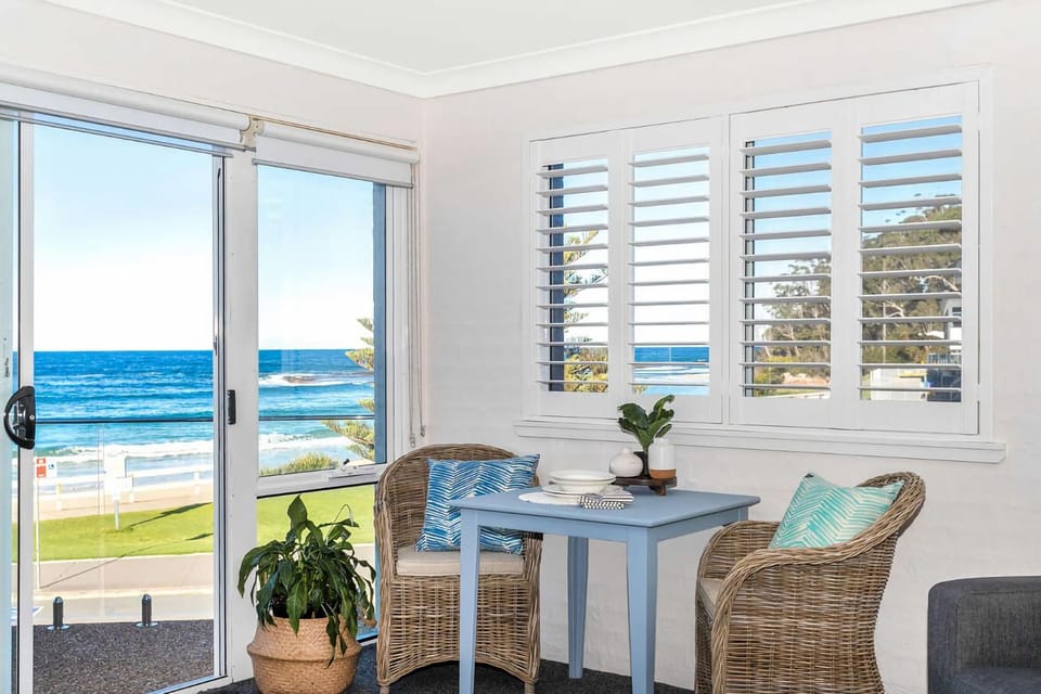 View (from property/room), Balcony/Terrace, Dining area, Sea view