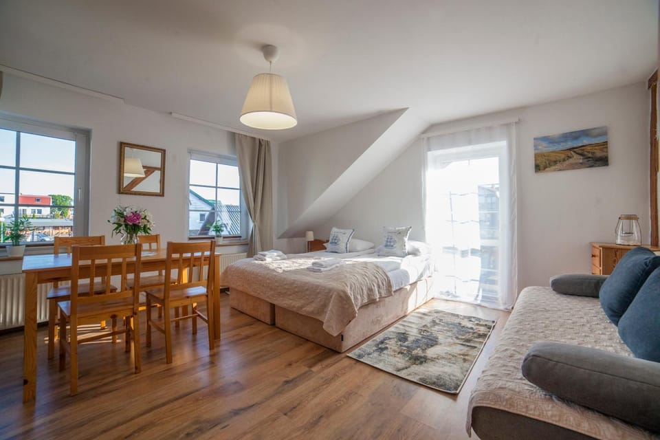 Bed, Living room, Photo of the whole room, Seating area, Bedroom