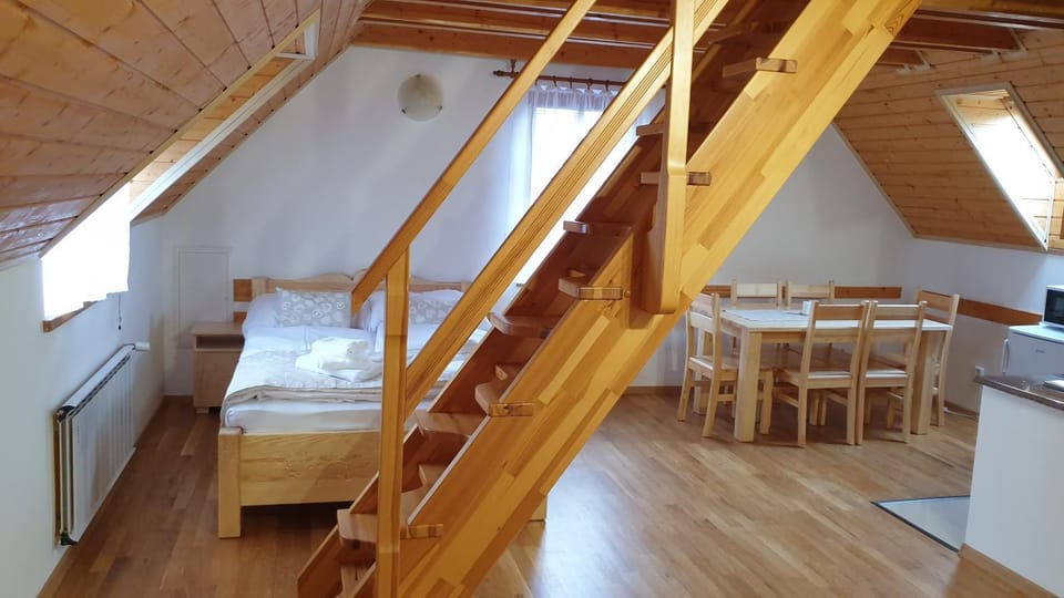 Bed, Kitchen or kitchenette, Photo of the whole room, Seating area, Dining area, Bedroom