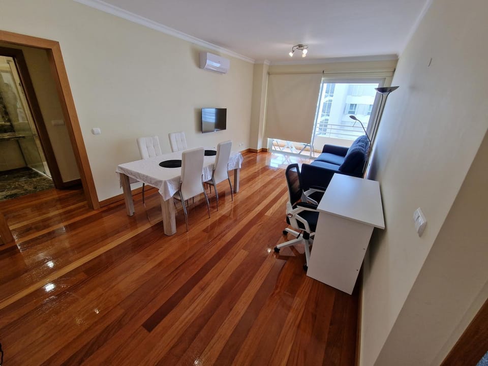 TV and multimedia, Living room, Business facilities, Seating area, Dining area