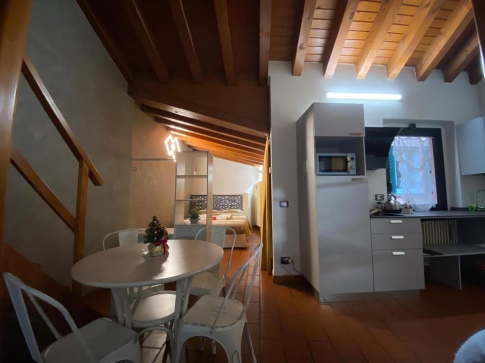 Kitchen or kitchenette, Living room, Dining area, oven, pet friendly, stove