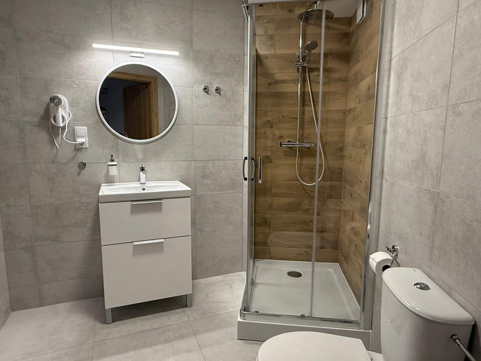 Shower, Toilet, Bathroom, towels