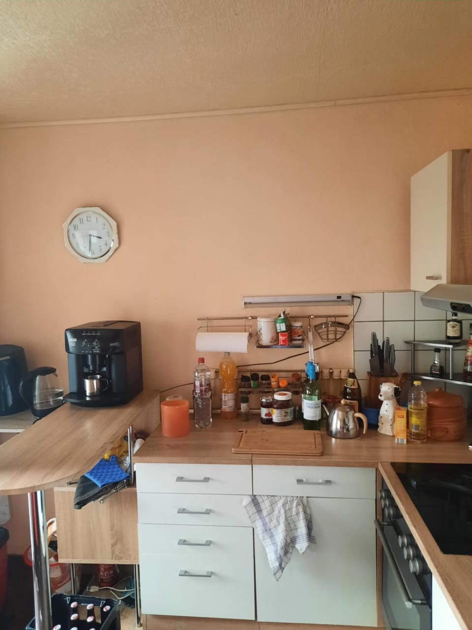 Kitchen or kitchenette, minibar