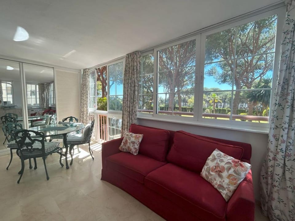 Holidays & Homes, Calahonda Royale Lirio, 300 m playa Apartment in Sitio de Calahonda