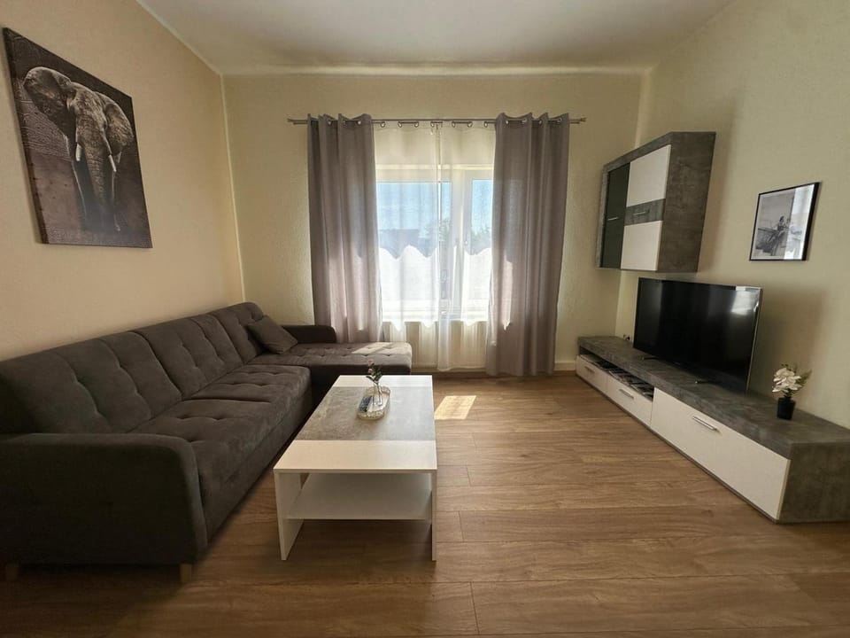 Communal lounge/ TV room, TV and multimedia, Living room, Seating area, Evening entertainment