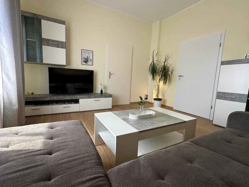 Communal lounge/ TV room, TV and multimedia, Living room, Seating area, Evening entertainment
