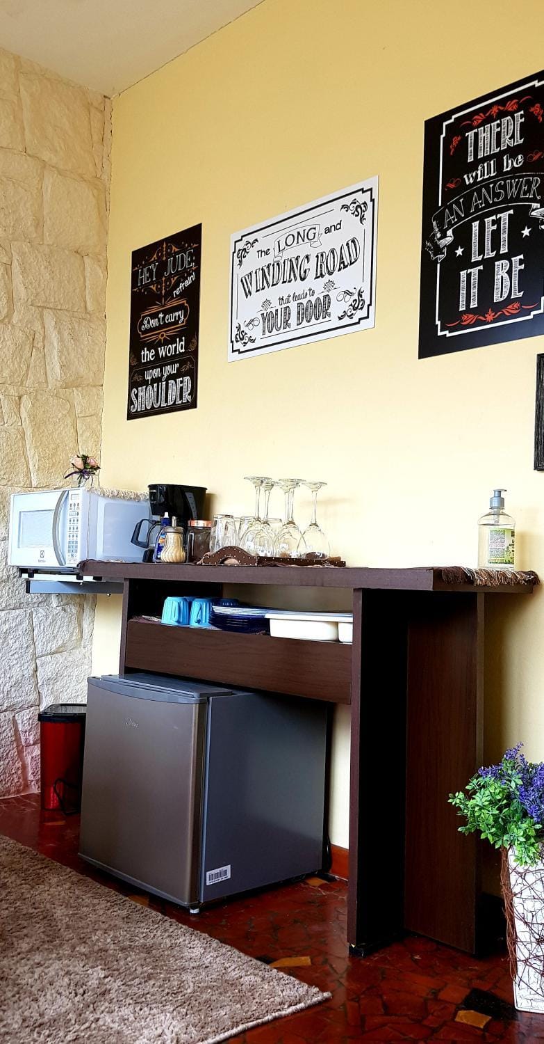 Coffee/tea facilities, Food and drinks, Decorative detail, Dining area, On site