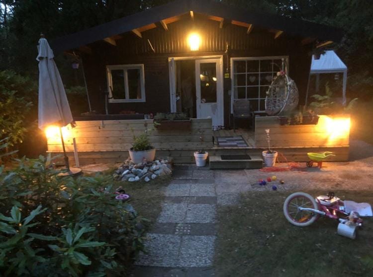 Nieuw vebouwd Vakantie Boshuisje Meibloempje House in Limburg (province)