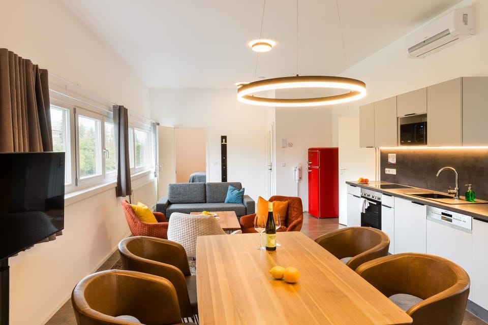 Kitchen or kitchenette, Living room, Seating area, Dining area, oven, pet friendly, stove