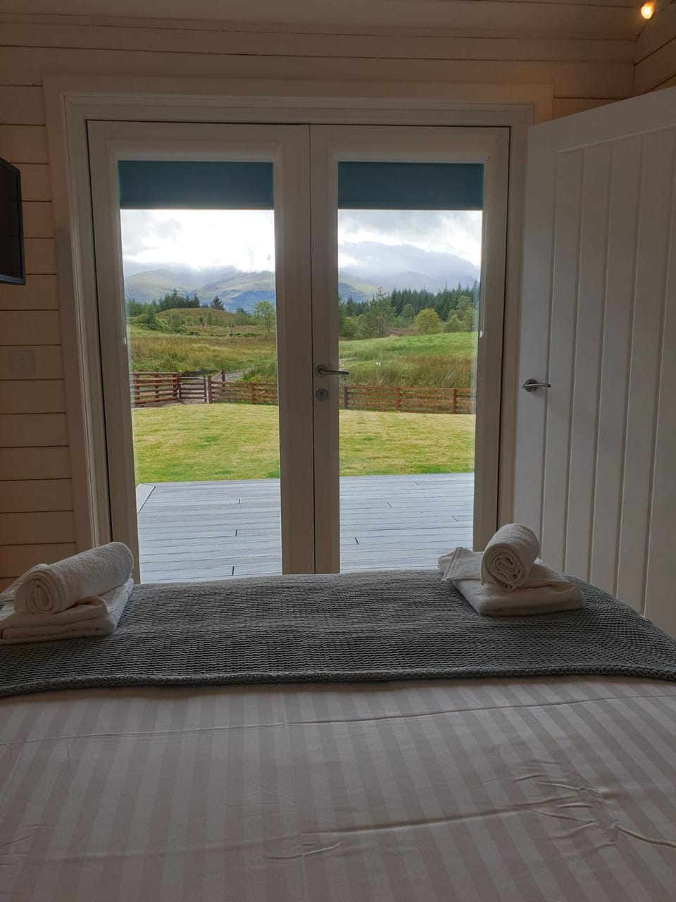 Bed, Garden, Balcony/Terrace, Decorative detail, Bedroom, Garden view, Mountain view