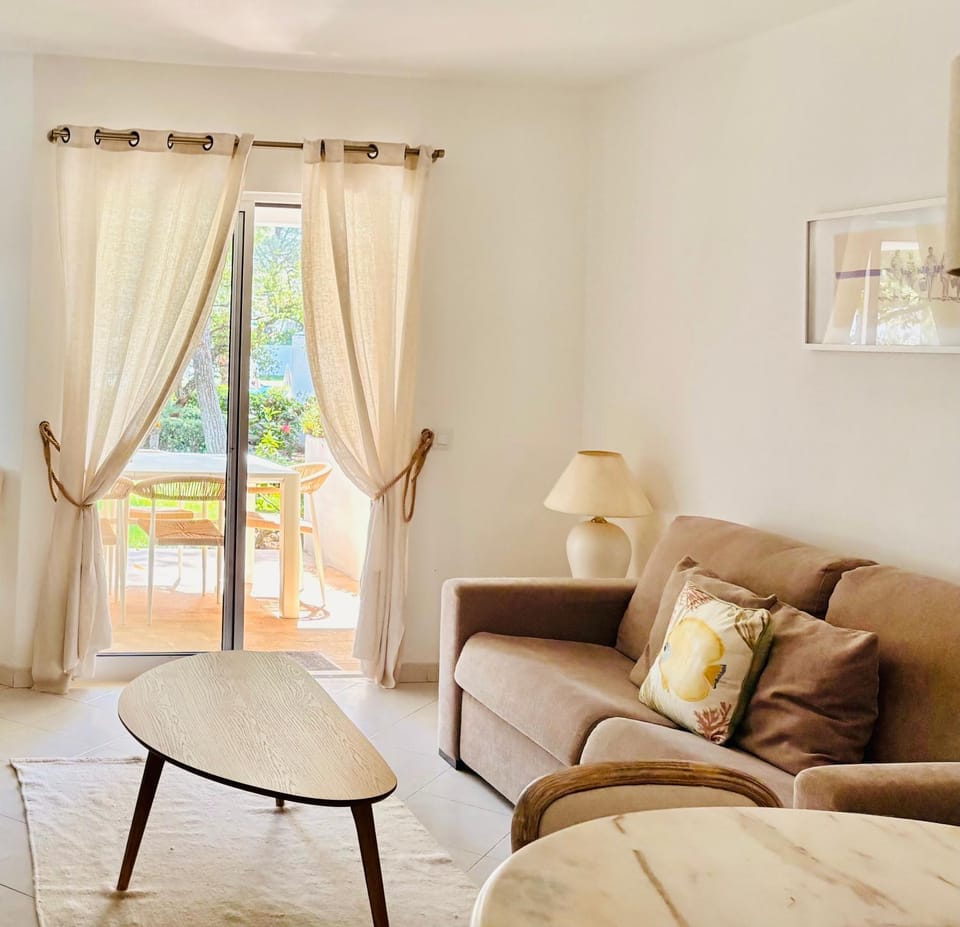 Casa da Balaia - sol, praia, piscina, golf e ténis Apartment in Olhos de Água